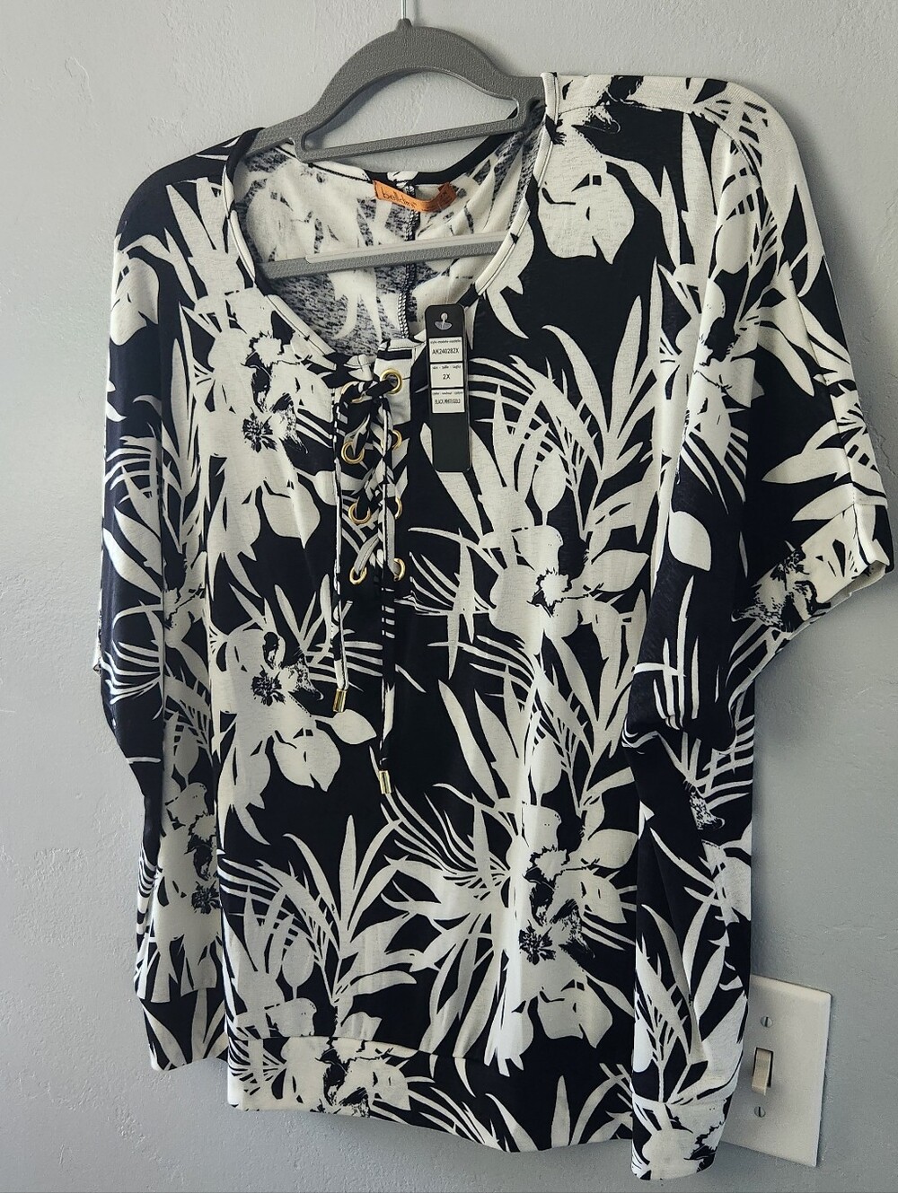 🆕️Belldini 2X Women's Tropical Print Lace Up Neckline Black & White